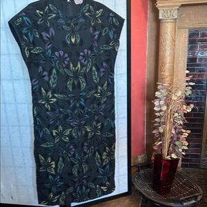 Chic Floral Midi Dress in Black and Purple